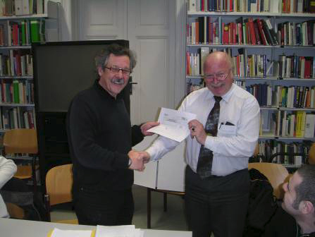 Bertalanffy Center: Handing the IFSR € 500.- donation to the BCSSS, IFSR Newsletter 2005 Vol. 23 No. 1 December